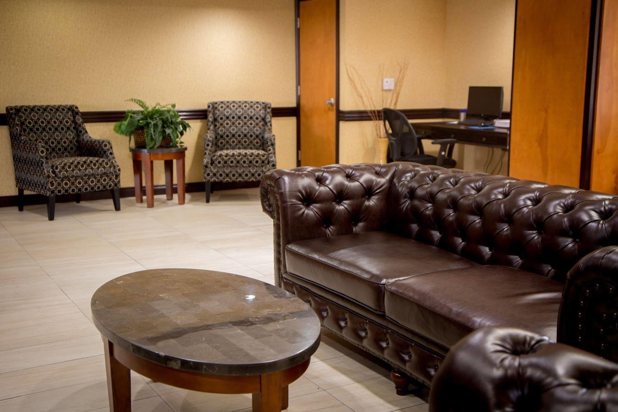 Hotel Baymont By Wyndham Detroit Area